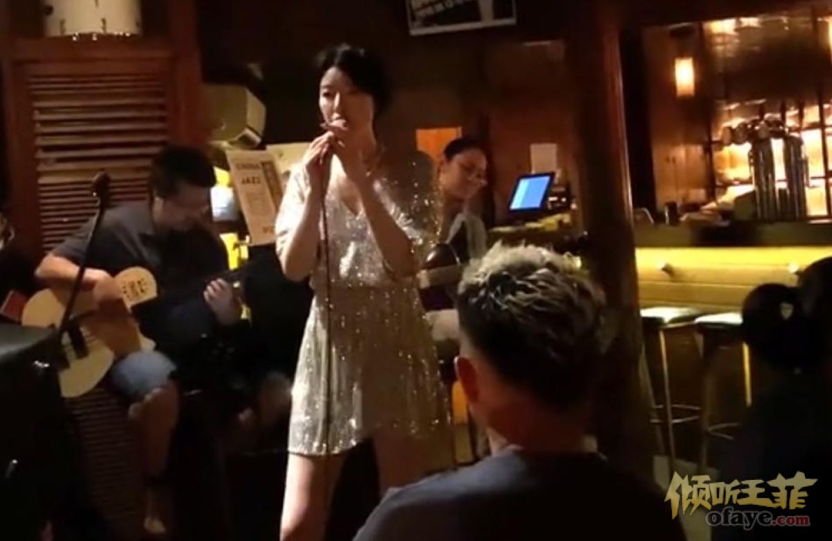 组图：李亚鹏女友被拍到酒吧驻唱穿修身短裙秀长腿气质不输女星