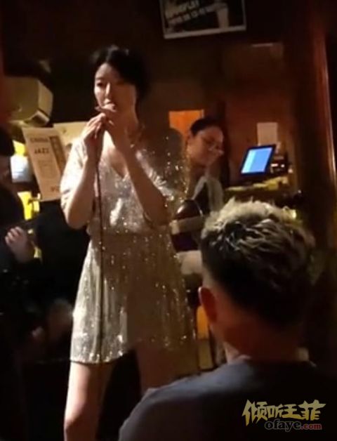 组图：李亚鹏女友被拍到酒吧驻唱穿修身短裙秀长腿气质不输女星
