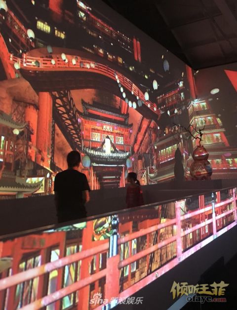 组图：李亚鹏带女儿李嫣看展览拍照买纪念品“爸爸力”MAX
