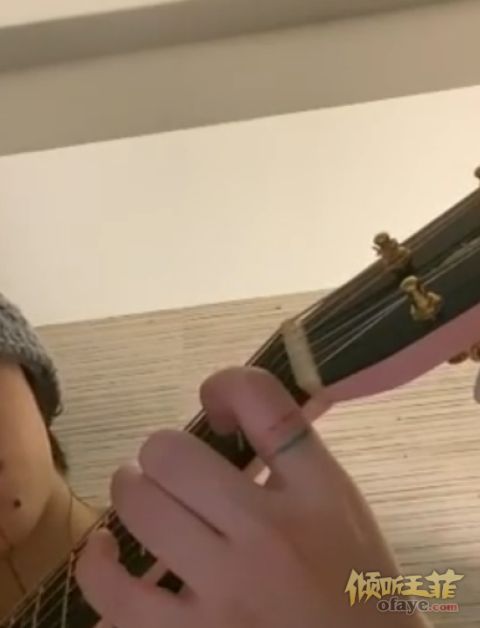 组图：窦靖童晒弹吉他视频神情专注戴牛角针织帽童趣满满