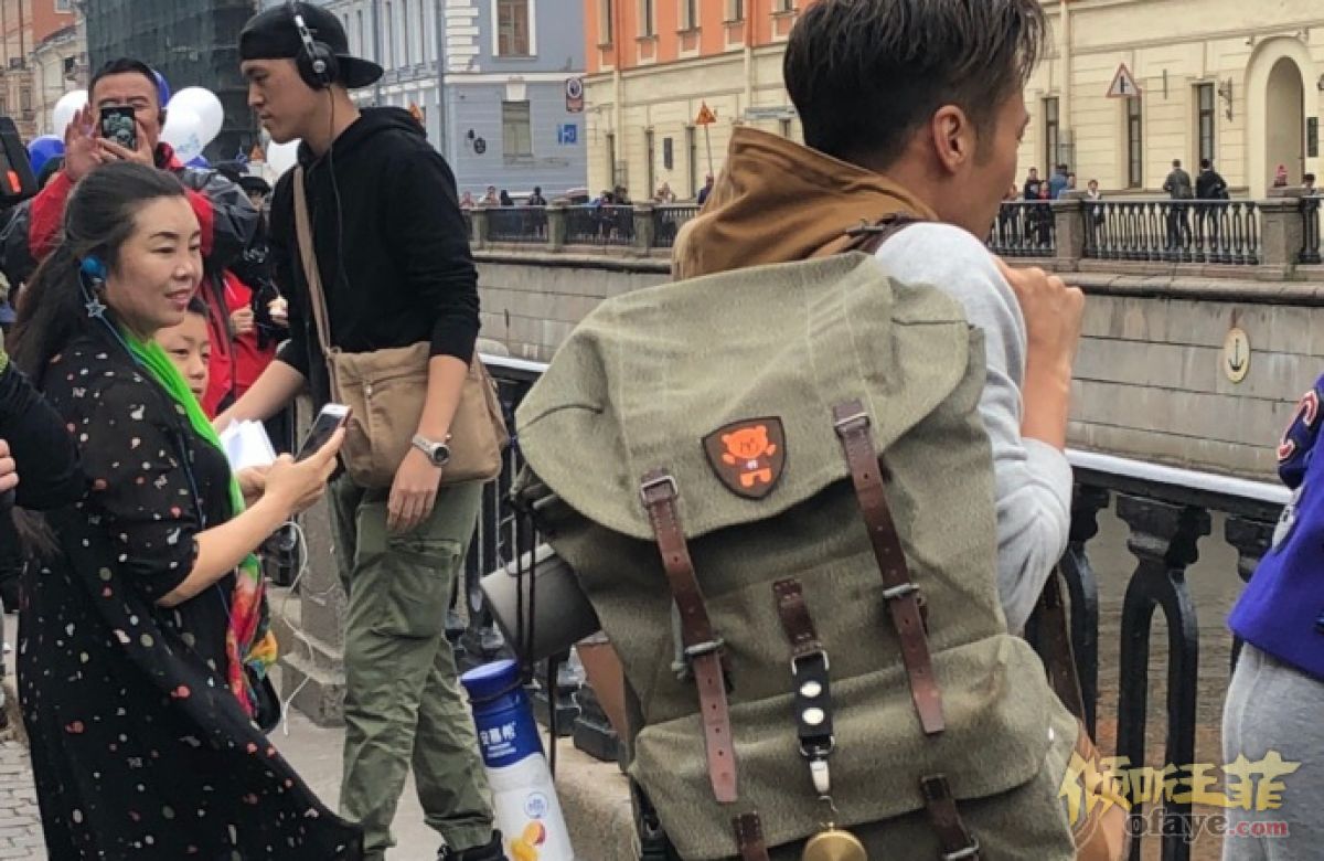 组图：锋味2018？网友圣彼得堡偶遇谢霆锋林依晨街头拍摄超随和