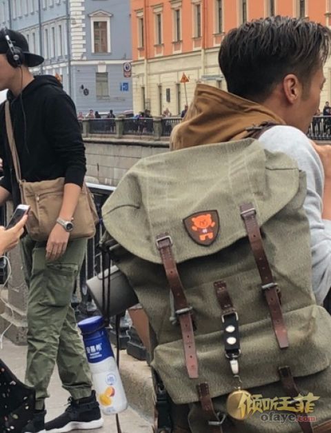 组图：锋味2018？网友圣彼得堡偶遇谢霆锋林依晨街头拍摄超随和