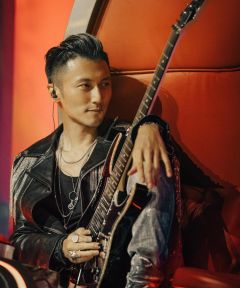 组图：谢霆锋化身摇滚star展现狂野身着皮衣弹电吉他硬气十足