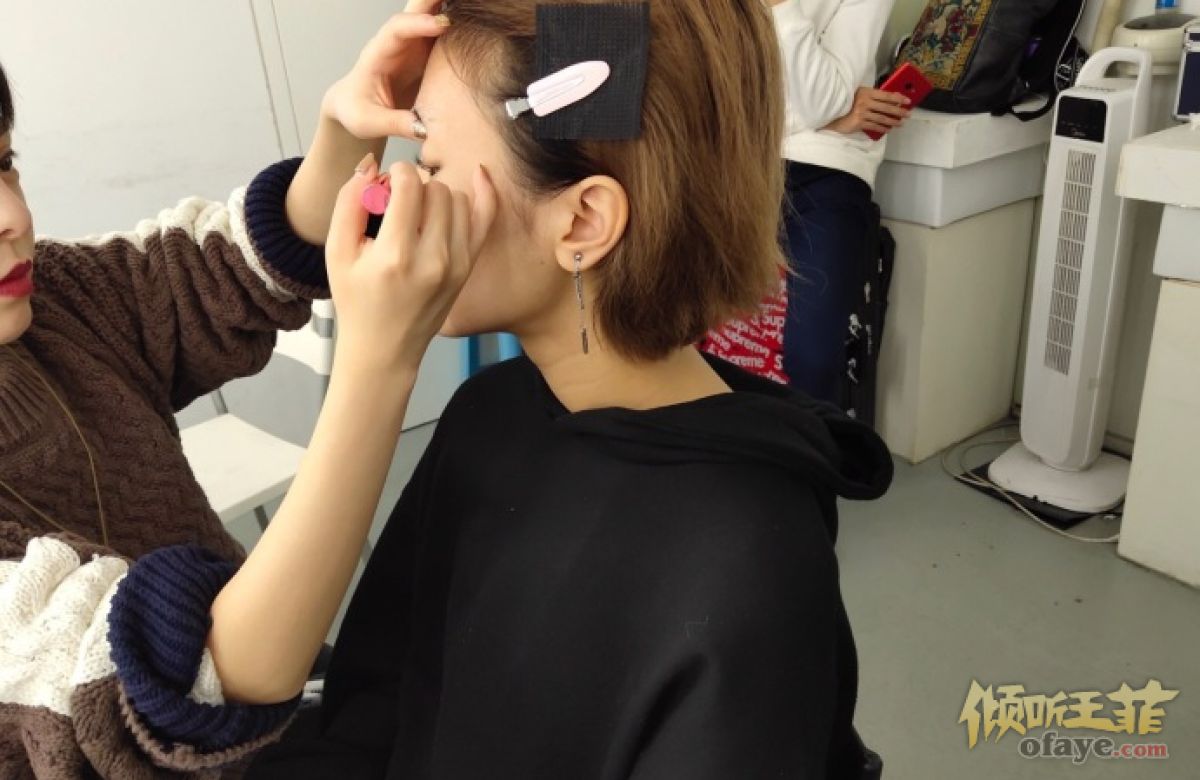 组图：窦唯二女儿窦佳嫄晒杂志拍摄花絮酷帅短发像姐姐