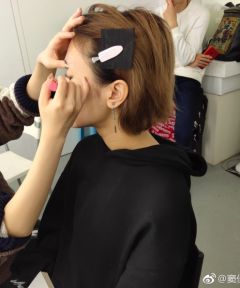 组图：窦唯二女儿窦佳嫄晒杂志拍摄花絮酷帅短发像姐姐