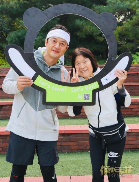 组图：李亚鹏与妈妈参加嫣然基金爱心活动不见王菲李嫣