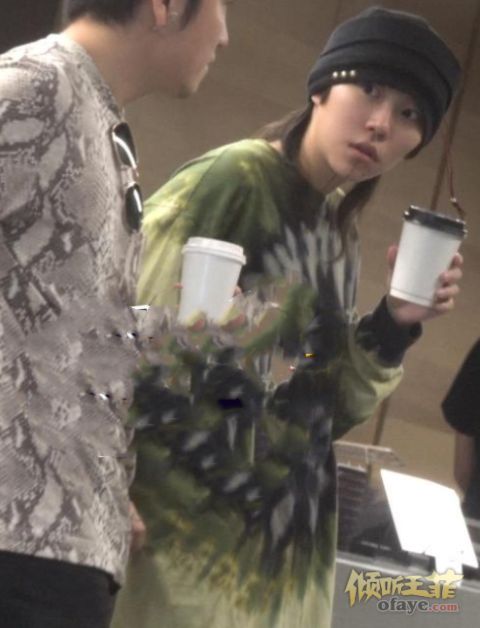 组图：窦靖童街头抽烟被拍与路人拍照交谈率性随和