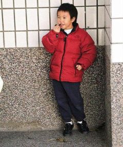 组图：窦靖童童年照曝光短发穿红棉袄酷酷的