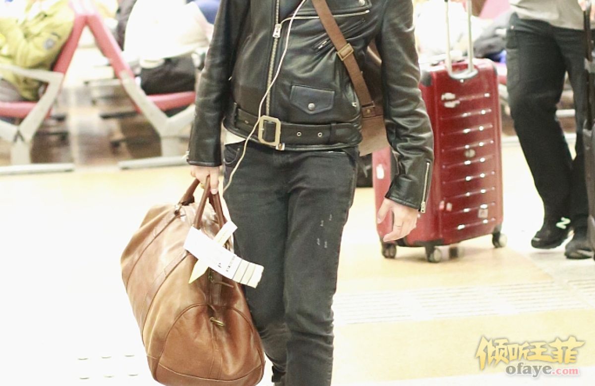 组图：窦靖童扛俩大包赶飞机皮衣酷帅身边无助理