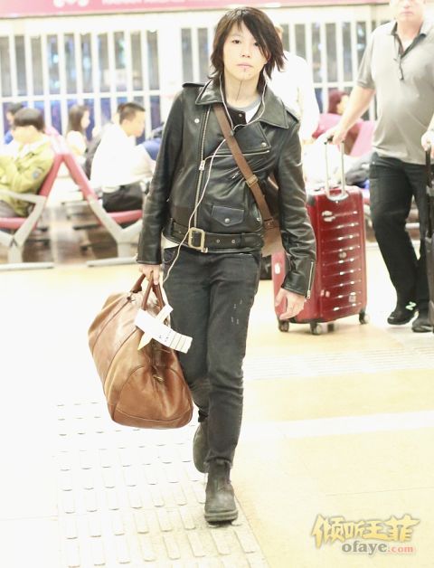 组图：窦靖童扛俩大包赶飞机皮衣酷帅身边无助理