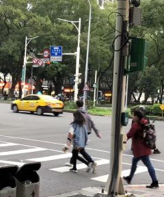 组图：李亚鹏李嫣台湾游玩被偶遇父女俩走路带风画面有爱