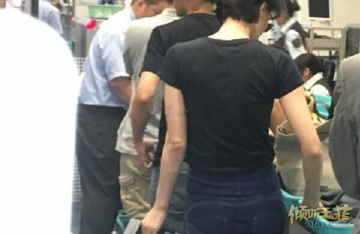 组图：谢霆锋王菲情侣装现身天后被赞背影宛若少女