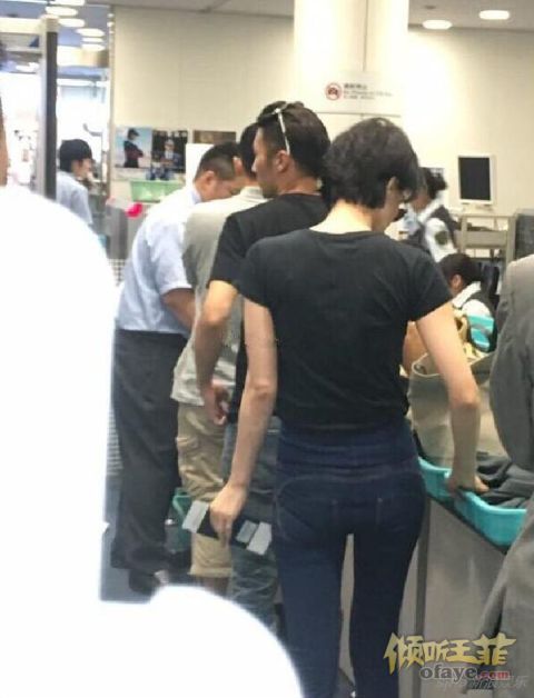 组图：谢霆锋王菲情侣装现身天后被赞背影宛若少女