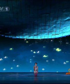 幻灯：王菲彩裙粉袜缓缓登台 天籁之音唱响《传奇》