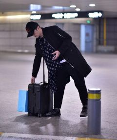 组图：李亚鹏形单影只袋子掉落自己捡见镜头挥手致意