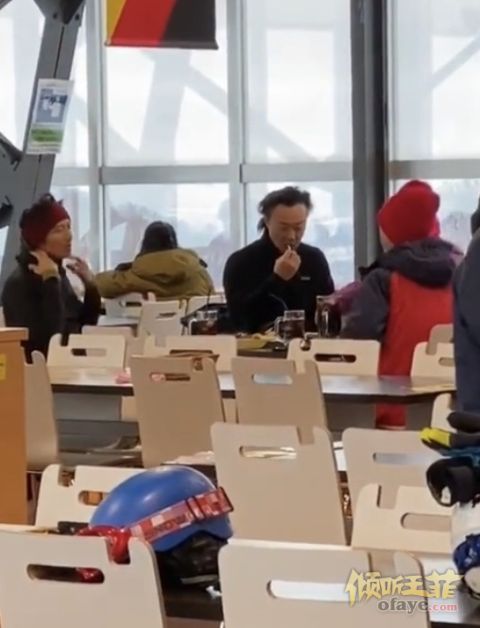 组图：网友曝早前偶遇谢霆锋陈奕迅滑雪各携女伴王菲疑似同行