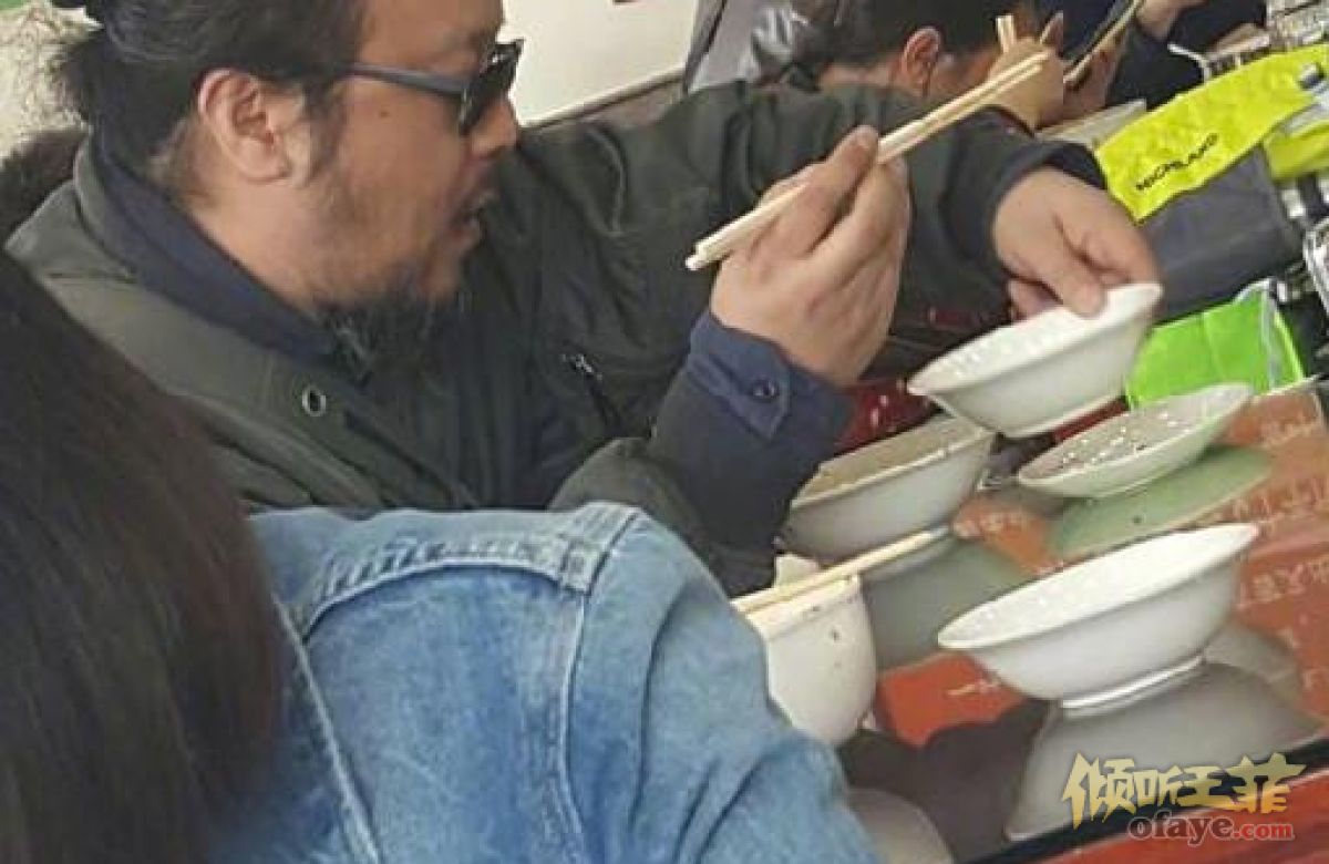 组图：47岁窦唯穿着超朴素！和路人拼桌吃刀削面