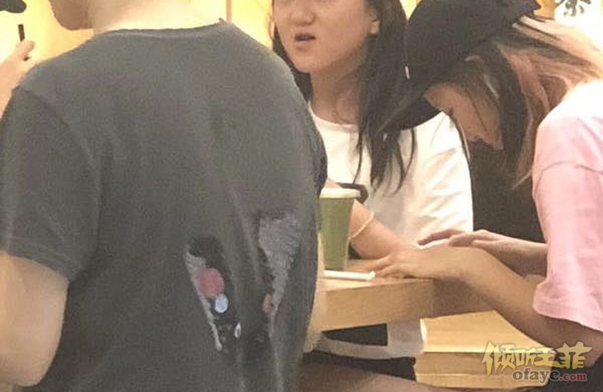 组图：李嫣现身无锡疑探班王菲与闺蜜逛商场餐厅觅食接地气