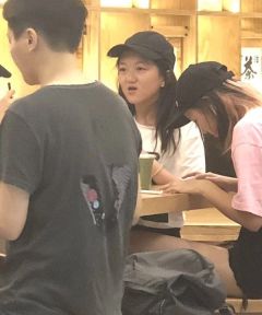 组图：李嫣现身无锡疑探班王菲与闺蜜逛商场餐厅觅食接地气