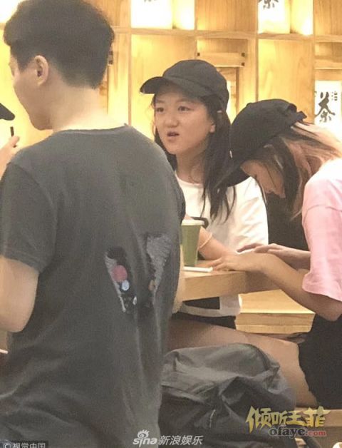 组图：李嫣现身无锡疑探班王菲与闺蜜逛商场餐厅觅食接地气