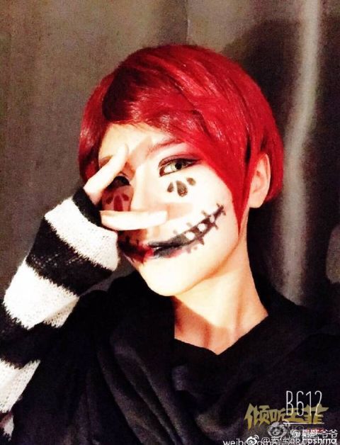 组图：窦唯二女儿玩cosplay妆容夸张强调视觉系不是杀马特