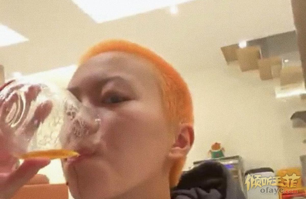 组图：窦靖童直播秀橙色寸头笑称害怕遗传爸爸窦唯担心发际线