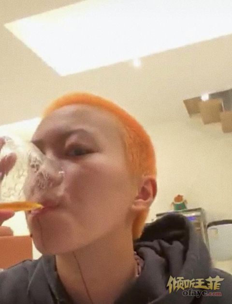 组图：窦靖童直播秀橙色寸头笑称害怕遗传爸爸窦唯担心发际线