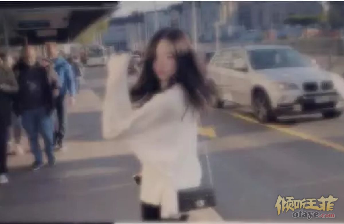 组图：李嫣漫步瑞士晒回眸美照亭亭玉立气质清丽像极王菲