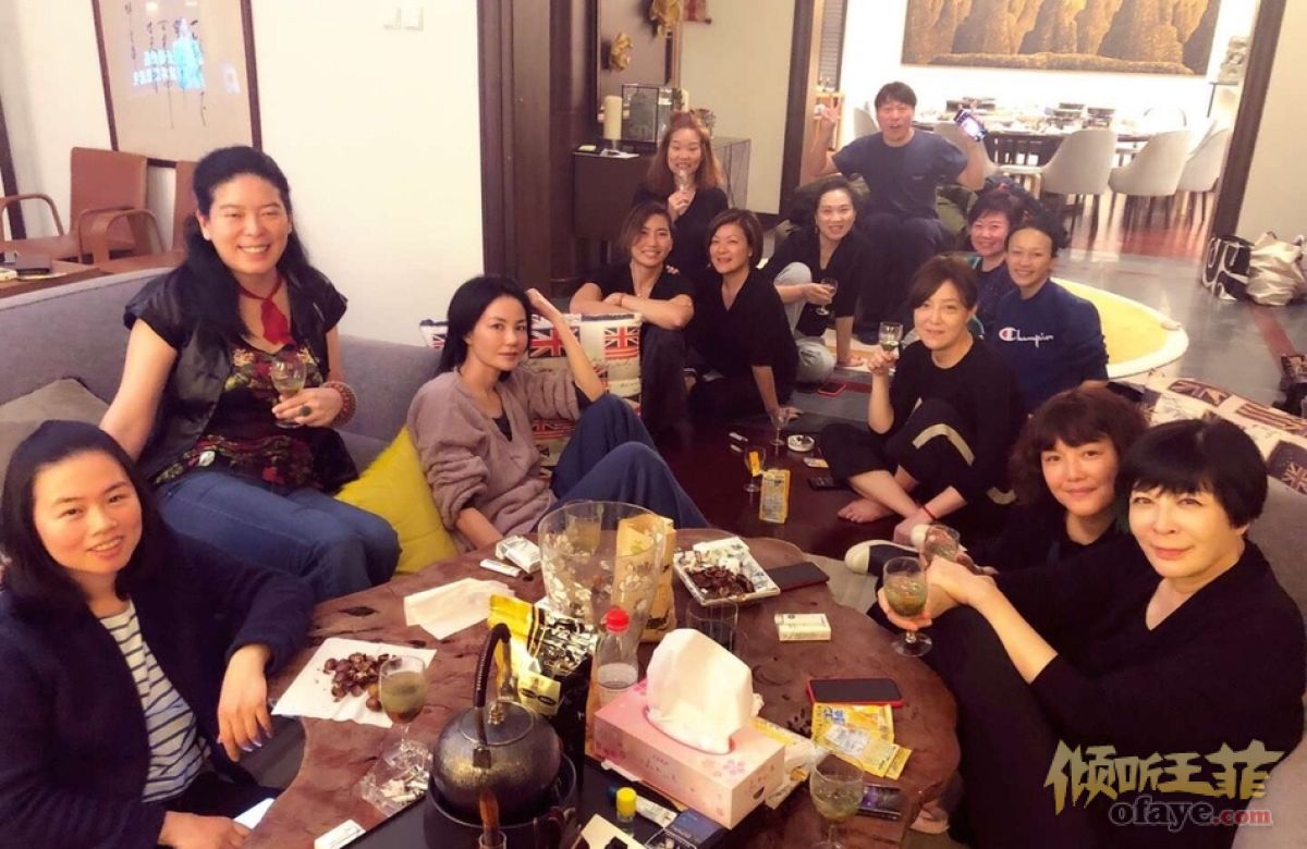 组图：王菲和好友聚会休闲随意依旧美一个细节破怀孕传闻