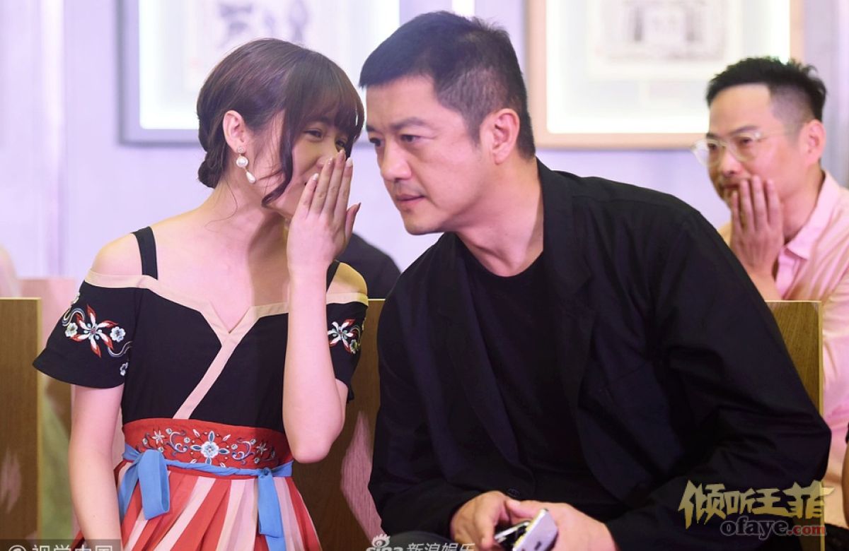 组图：徐娇中国风小裙子弘扬汉服文化和李亚鹏耳语热聊不停