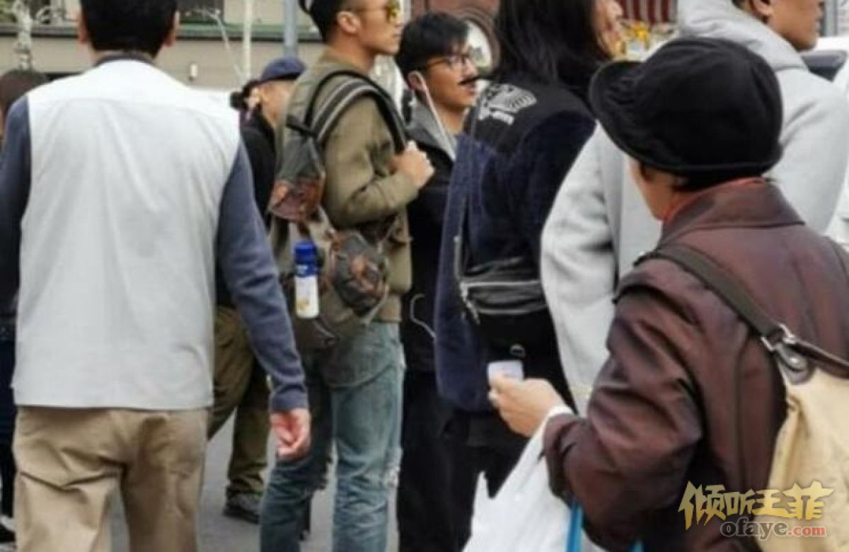 组图：谢霆锋潮范十足现身日本街头网友：旁边工作人员有点帅