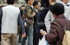 组图：谢霆锋潮范十足现身日本街头网友：旁边工作人员有点帅