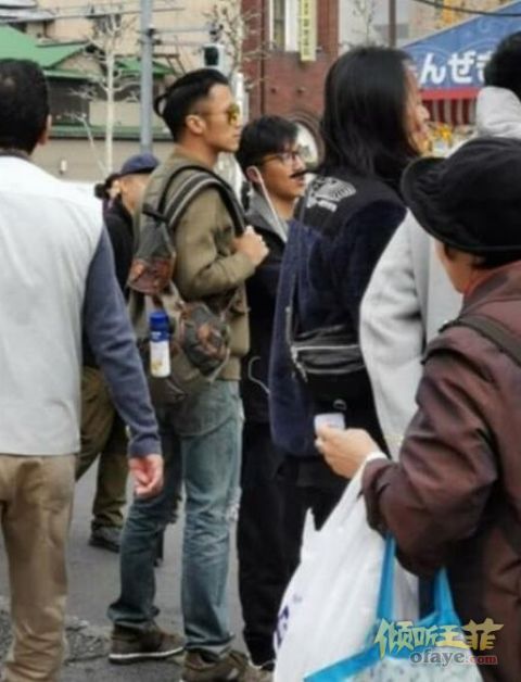 组图：谢霆锋潮范十足现身日本街头网友：旁边工作人员有点帅