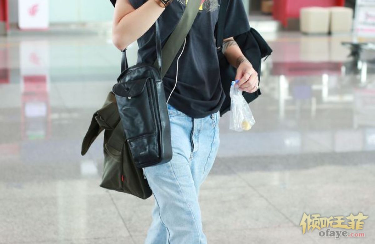 组图：窦靖童戴翠绿扳指现身机场头绑发带刺青遍布个性十足