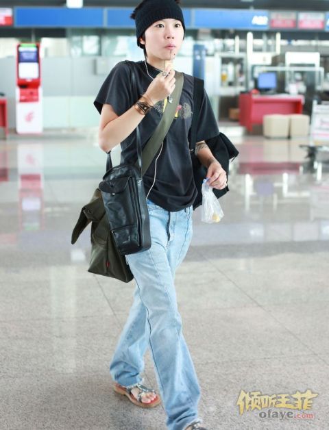 组图：窦靖童戴翠绿扳指现身机场头绑发带刺青遍布个性十足