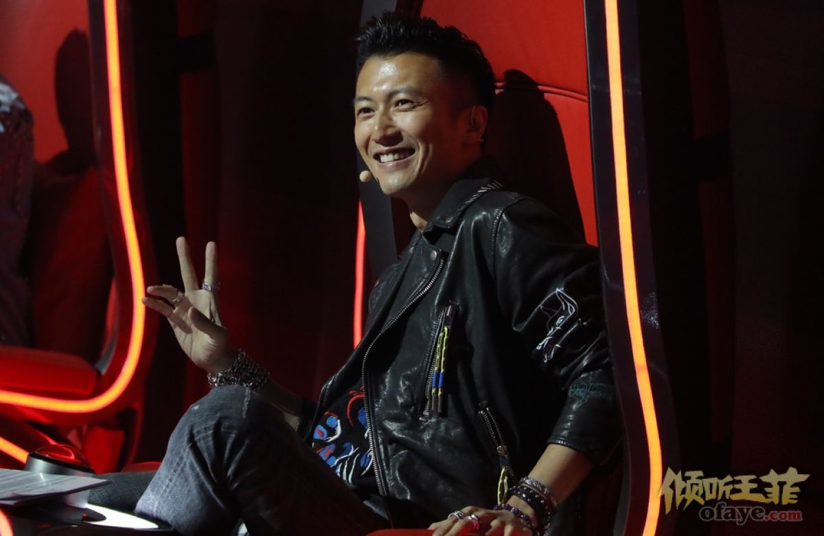 组图：谢霆锋戴手链戒指录节目超有范儿对镜比V灿笑展反差萌