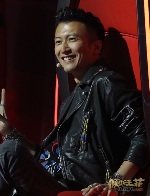 组图：谢霆锋戴手链戒指录节目超有范儿对镜比V灿笑展反差萌