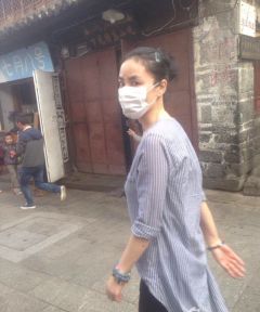 王菲李嫣现身大理 粉丝疯狂追拍场面壮观