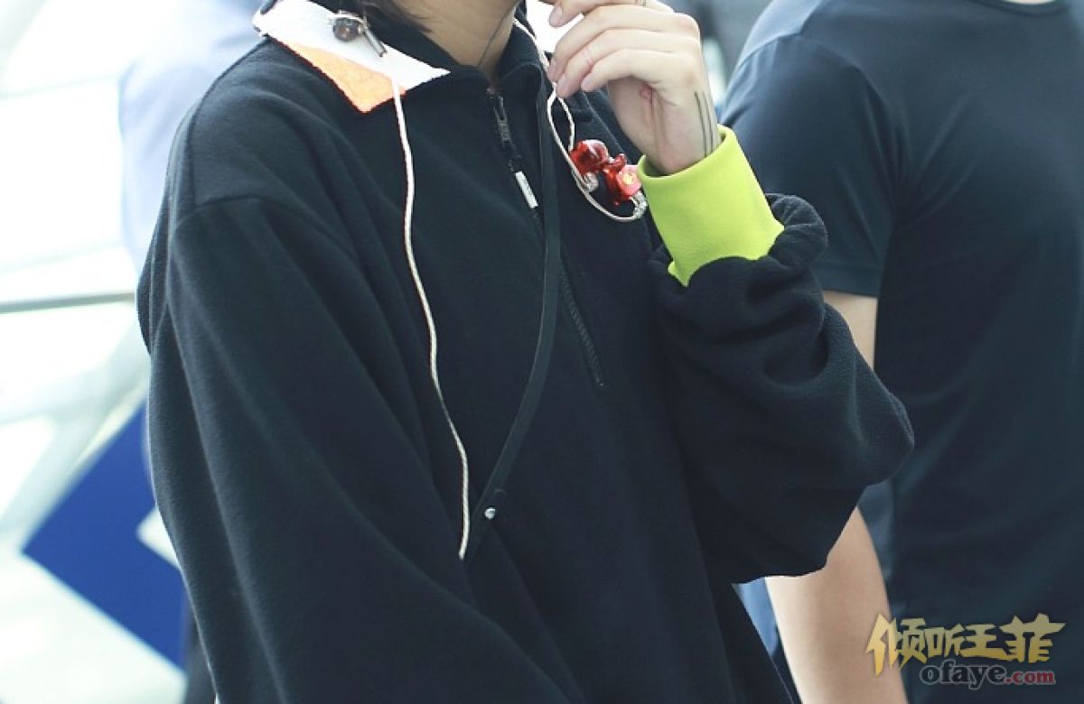 组图：窦靖童裹长衣长裤进入秋天模式叼牙签变“社会童”