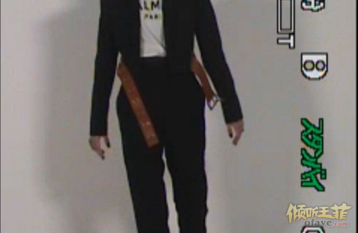 组图：窦唯二女儿窦佳嫄拍时尚大片蓝色头发黑西装随性不羁