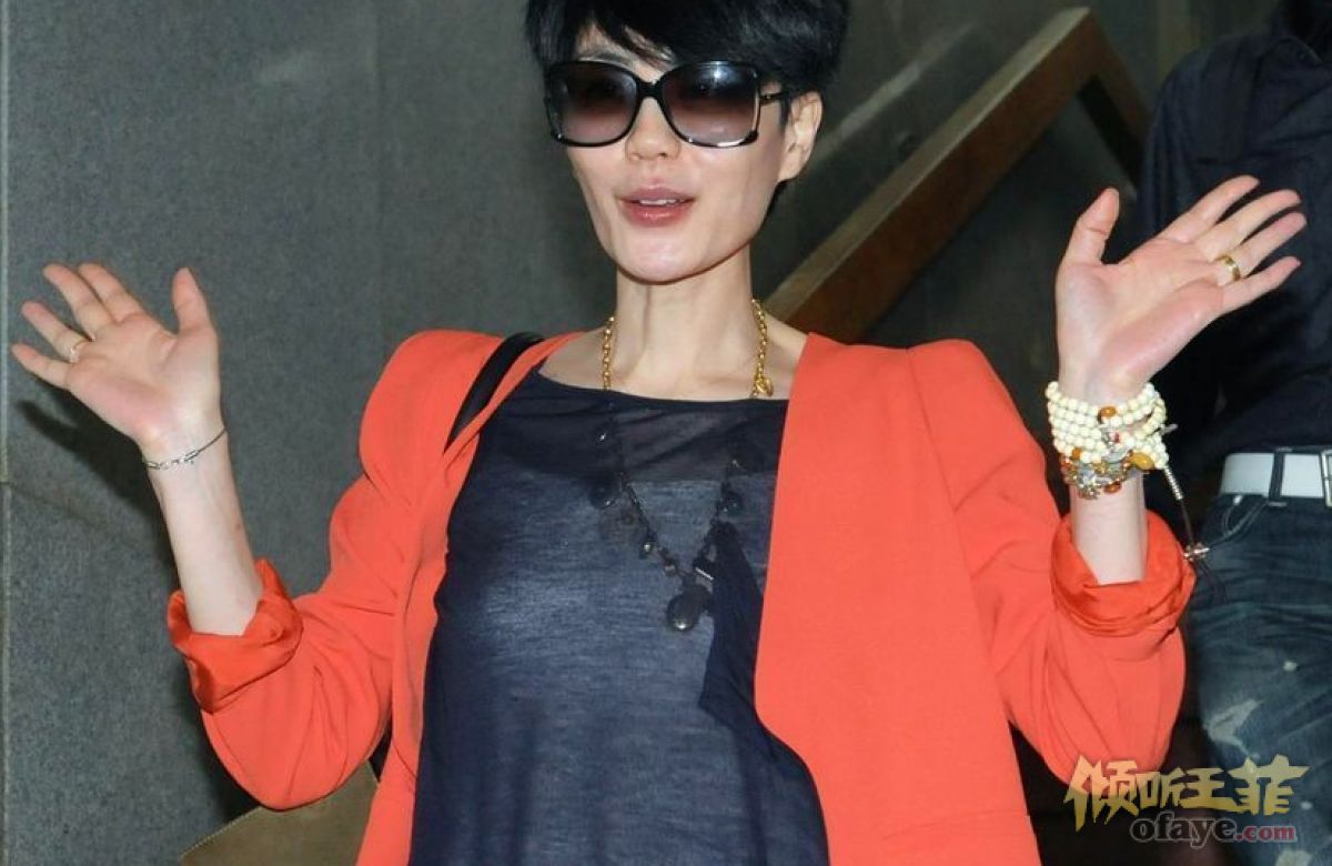 王菲现身台湾桃园机场 面容消瘦装扮有型