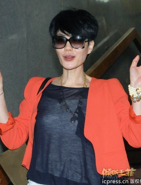 王菲现身台湾桃园机场 面容消瘦装扮有型