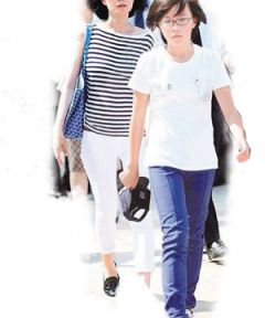 王菲庆窦靖童17岁生日 回顾母女亲密照