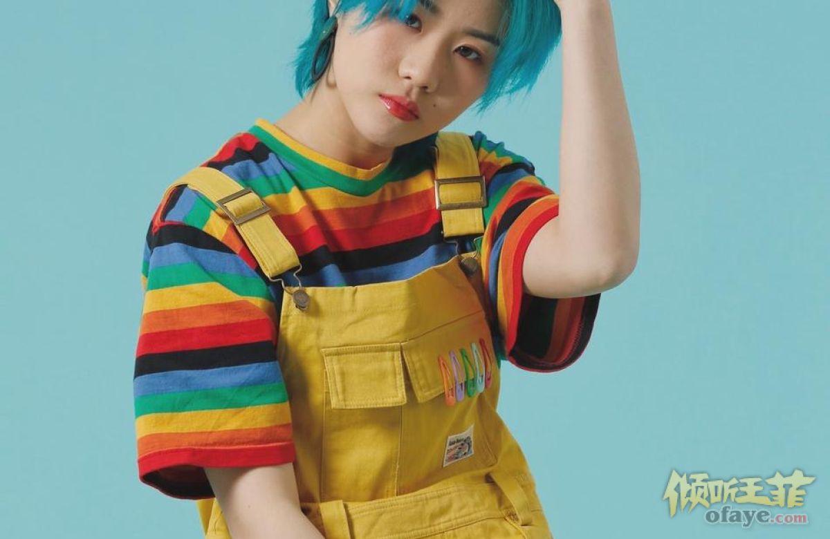 组图：窦唯二女儿窦佳嫄晒高清写真一头蓝发配背带裤个性十足