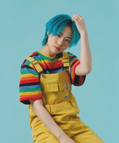 组图：窦唯二女儿窦佳嫄晒高清写真一头蓝发配背带裤个性十足