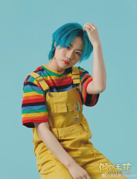 组图：窦唯二女儿窦佳嫄晒高清写真一头蓝发配背带裤个性十足