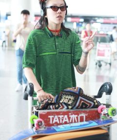 组图：窦靖童戴红头绳穿绿衣造型前卫大胆似行走的圣诞树