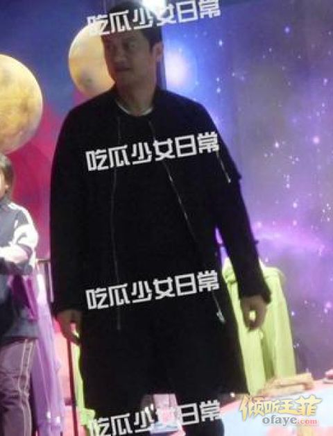 组图：李嫣陪爸爸买衣服打扮时尚坐李亚鹏腿上父女俩感情很好