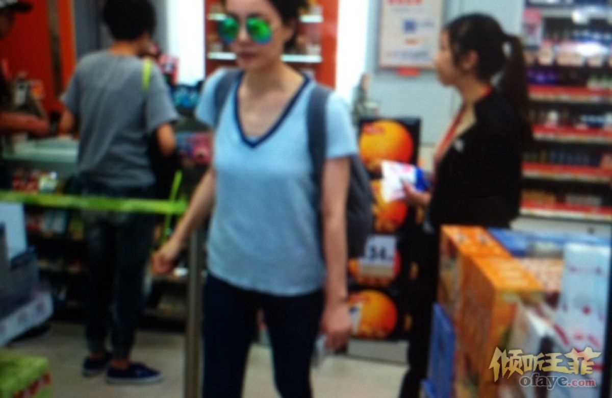 王菲携李嫣现香港 注视女儿母爱爆棚