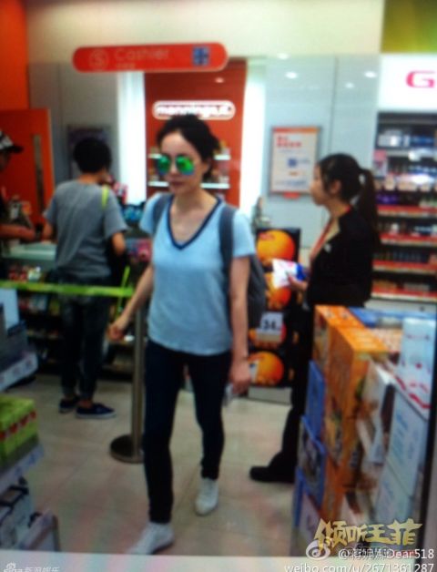 王菲携李嫣现香港 注视女儿母爱爆棚